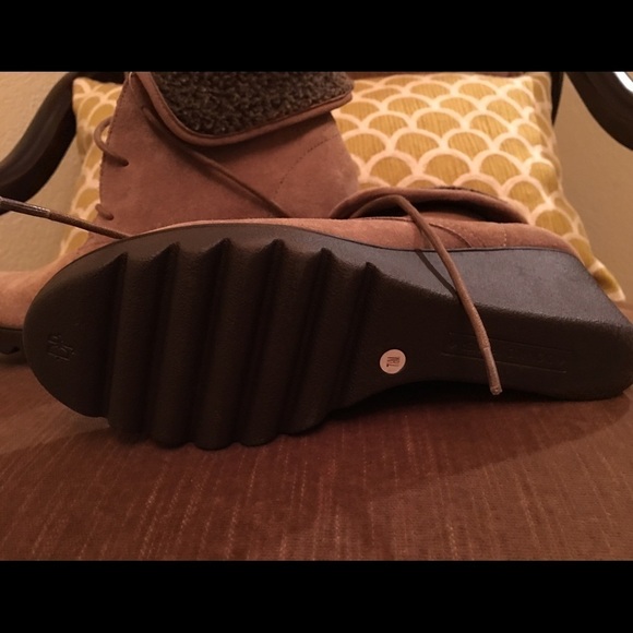 New - Donald Pliner suede wedge - Picture 4 of 4